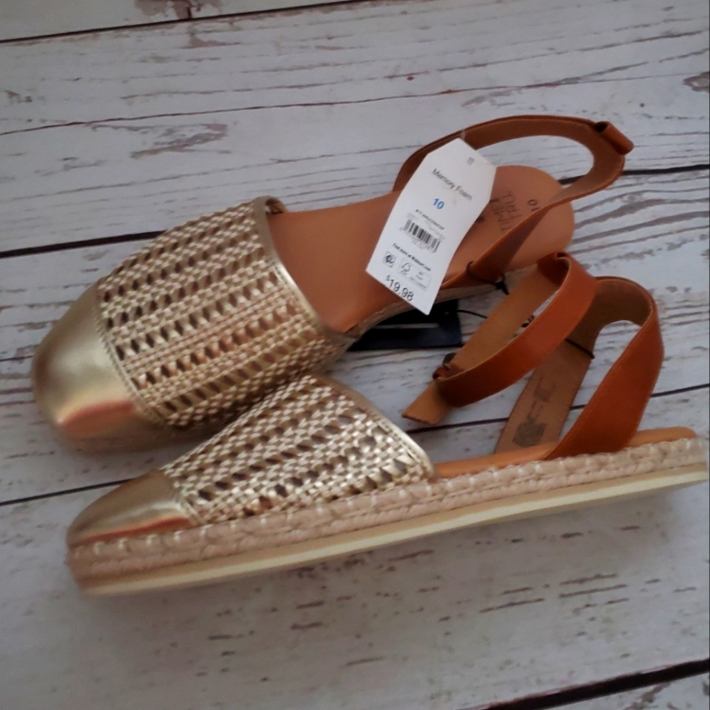 Time and Tru women's vinyl ankle strap espadrille gold size 10